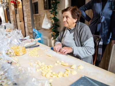 �Sono nata e cresciuta in questa strada e gi� a sette anni imparai il mestiere che vedevo praticare da mia madre Marta � esordisce la lavoratrice �. C�� chi compra buste su buste, ma non sempre tutti acquistano: alcuni vogliono soltanto assistere stupiti e meravigliati a questo show culinario�